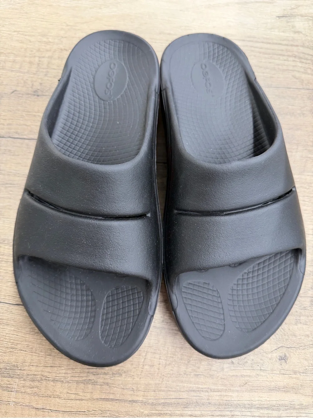 OOFOS Black Recovery Slide Sandals